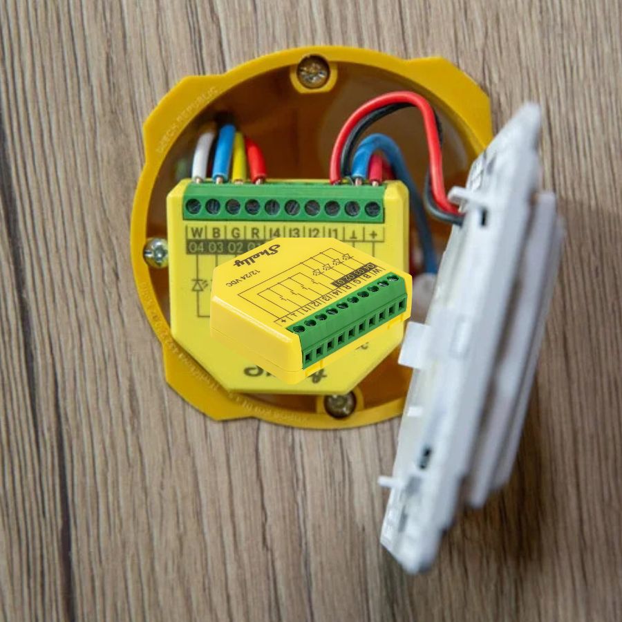 Shelly Plus RGBW PM — Controlador LED RGBW WiFi con Medición de Potencia