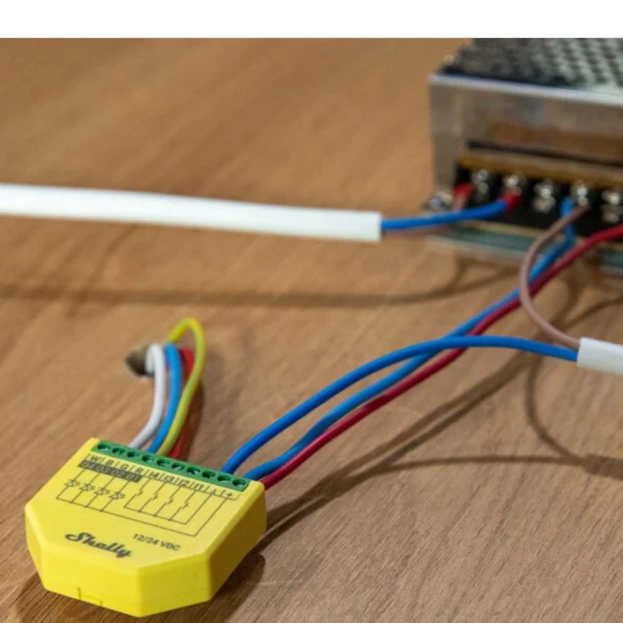 Shelly Plus RGBW PM — Controlador LED RGBW WiFi con Medición de Potencia