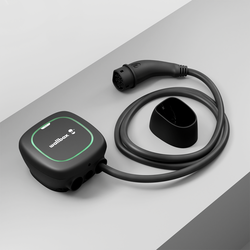 Cargador de coche eléctrico Wallbox Pulsar Max negro con cable y conector Tipo 2, vista diagonal de catálogo. Accesorios ilustrativos no incluidos.