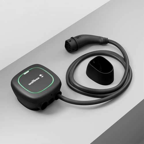 Cargador de coche eléctrico Wallbox Pulsar Max negro con cable y conector Tipo 2, vista diagonal de catálogo. Accesorios ilustrativos no incluidos.