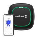 Cargador de coche eléctrico Wallbox Pulsar Max negro junto a un móvil con ejemplo de la aplicación de control; teléfono no incluido.