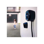 Cargador de coche eléctrico Wallbox Pulsar Max negro instalado en pared; imagen ambiental de catálogo.