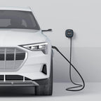 Cargador de coche eléctrico Wallbox Pulsar Max instalado y conectado a un coche eléctrico; imagen ambiental de catálogo.