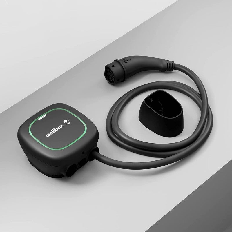Cargador de coche eléctrico Wallbox Pulsar Max negro con cable Tipo 2; soporte ilustrativo no incluido en el precio.
