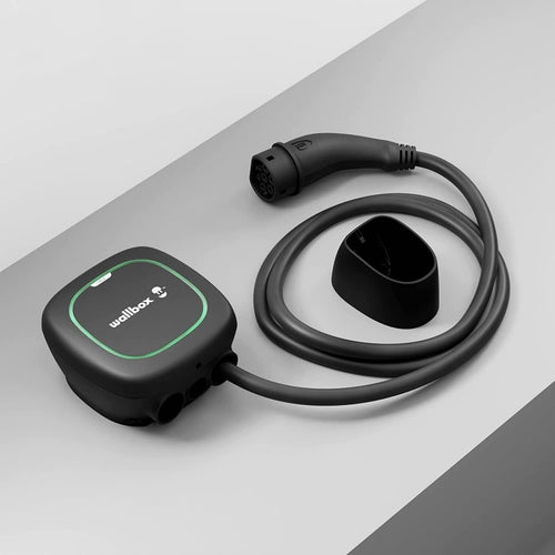 Cargador de coche eléctrico Wallbox Pulsar Max negro con cable Tipo 2; soporte ilustrativo no incluido en el precio.