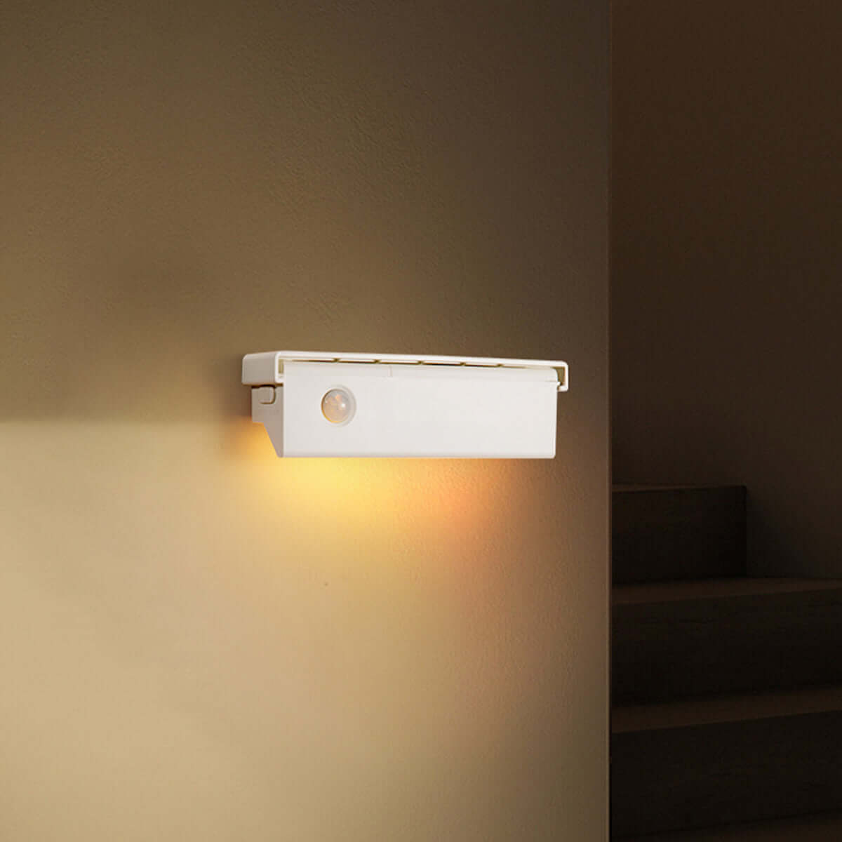 Smart magnetic wall light with motion sensor